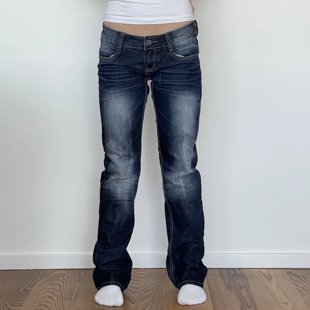 Vintage jeans i märket Mod. Jeansen är i mycket bra skick! Jeansen tvättas innan leverans💗 Storlek: 27/32 Midjemått:74 Innerbenslängd:80 Modellen är 164 cm långa . Jeans & Byxor.