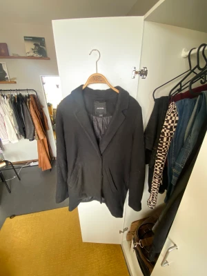 Svart kavaj-kappa - Svart kappa från Monki. Använd många gånger. Bra skick. Samfraktar gärna! ❤️