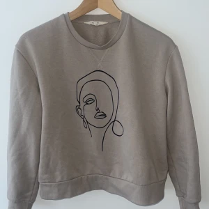 Sweatshirt  - Super fin sweatshirt med tryck! Storlek xs