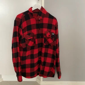 Dickies skjorta  - Rutig Dickies skjorta, använd Max 2 gånger. Fint skick osv 