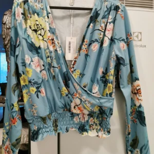 Blus  - Jättefin blommig blus från Nelly Trend aldrig använd, lappen kvar. 