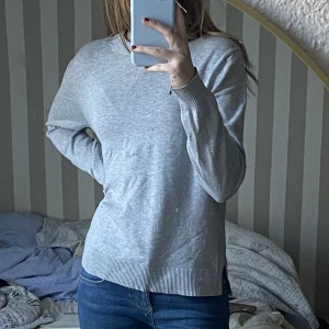 Grå tjock tröja - En fin vardaglig grå tröja, perfekt när man känner sig frusen att dra på sig. Säljer då den är lite för stor för mig🫶🏼