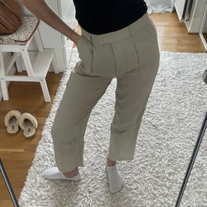 Linnebyxor - Superfina linnebyxor från NAKD i storlek 36. Väldigt sköna nu till sommar och vår