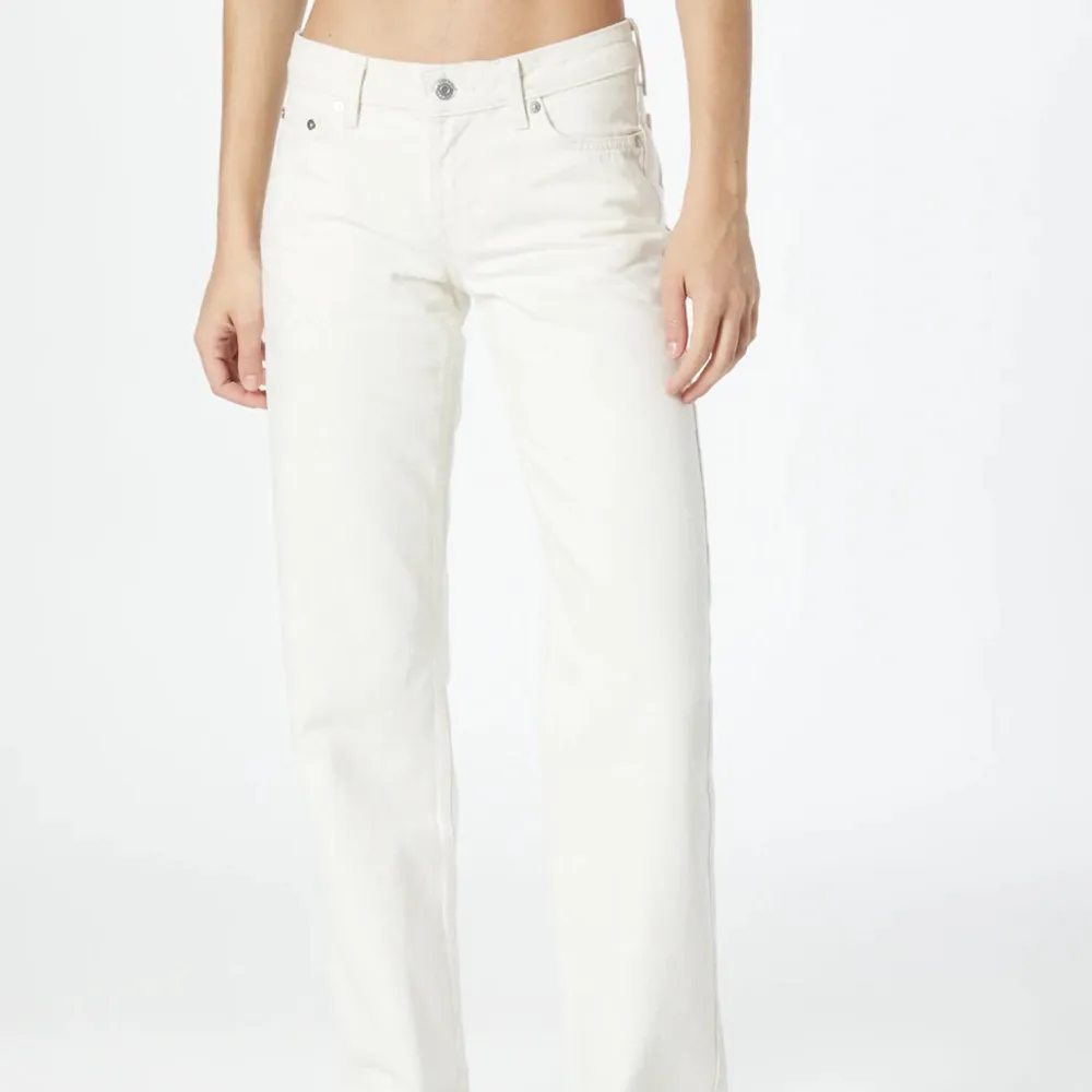 Lågmidjade, vita, raka jeans. Vill kolla om någon är intresserad. Pris kan diskuteras.. Jeans & Byxor.