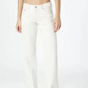 Lågmidjade, vita, raka jeans. Vill kolla om någon är intresserad. Pris kan diskuteras.
