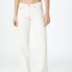 Weekday ”Arrow” jeans - Lågmidjade, vita, raka jeans. Vill kolla om någon är intresserad. Pris kan diskuteras.