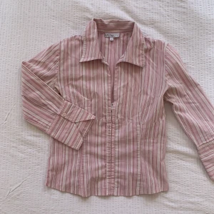 Skjorta - Stilig men så söt skjorta med rosa och vita ränder 🩰🦢