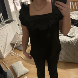 Blus - En gullig liten svart blus som är köpt på second hand men som tyvärr inte kommer till användning i storlek S