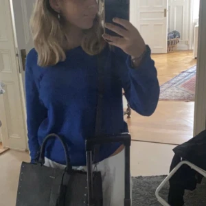  Vila stickad tröja - Superfin blå stickad tröja från märket vila. Nästan aldrig använd men när den har används har jag fått många komplimanger om färgen💙 Är inte helt 100 på att jag vill sälja tyvärr!