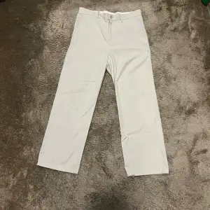 Ett par snygga vita kostymbyxor som är perfekta för sommaren från HM. Har en straight fit passform och bra längd på de som är 185 ish. Inköpspris 400kr