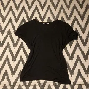 säljer denna tshirt jag köpte på stockholms stadsmission, men är från märket Alexander Wang! tröjan är i storlek xs, men passar mig som är m. säljer då tröjan är lite för liten för mig i ärmarna❤️