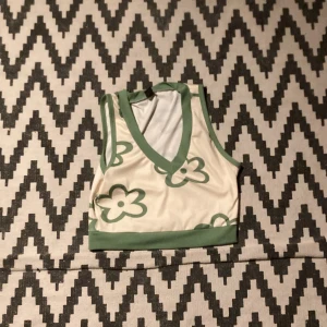 croptoo - säljer denna söta croptop från shein, perfekt för sommaren! säljer pga att den inte kommer till användning ❤️