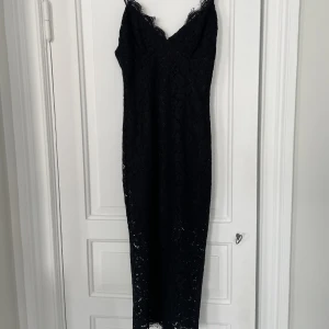 Spetsklänning - MIDIklänning i spets  Sparsamt använd Figursydd elegant  Storlek XXS /34  För liten för mig så kan inte visa bilder på!