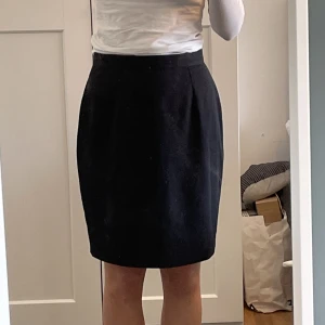 Kjol - Svart kjol i kostymmaterial. Kjolen är ganska lång men går att vika upp i midjan så att den blir som på andra bilden. Bra skick🖤