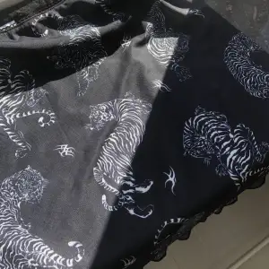 Superfin unik kjol med tigrar, kort. Använd ett fåtal gånger. Storlek M. 