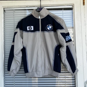 BMW jacka  - Svincool och unik BMW vintage jacka säljes. Strl: S, unisex modell. 