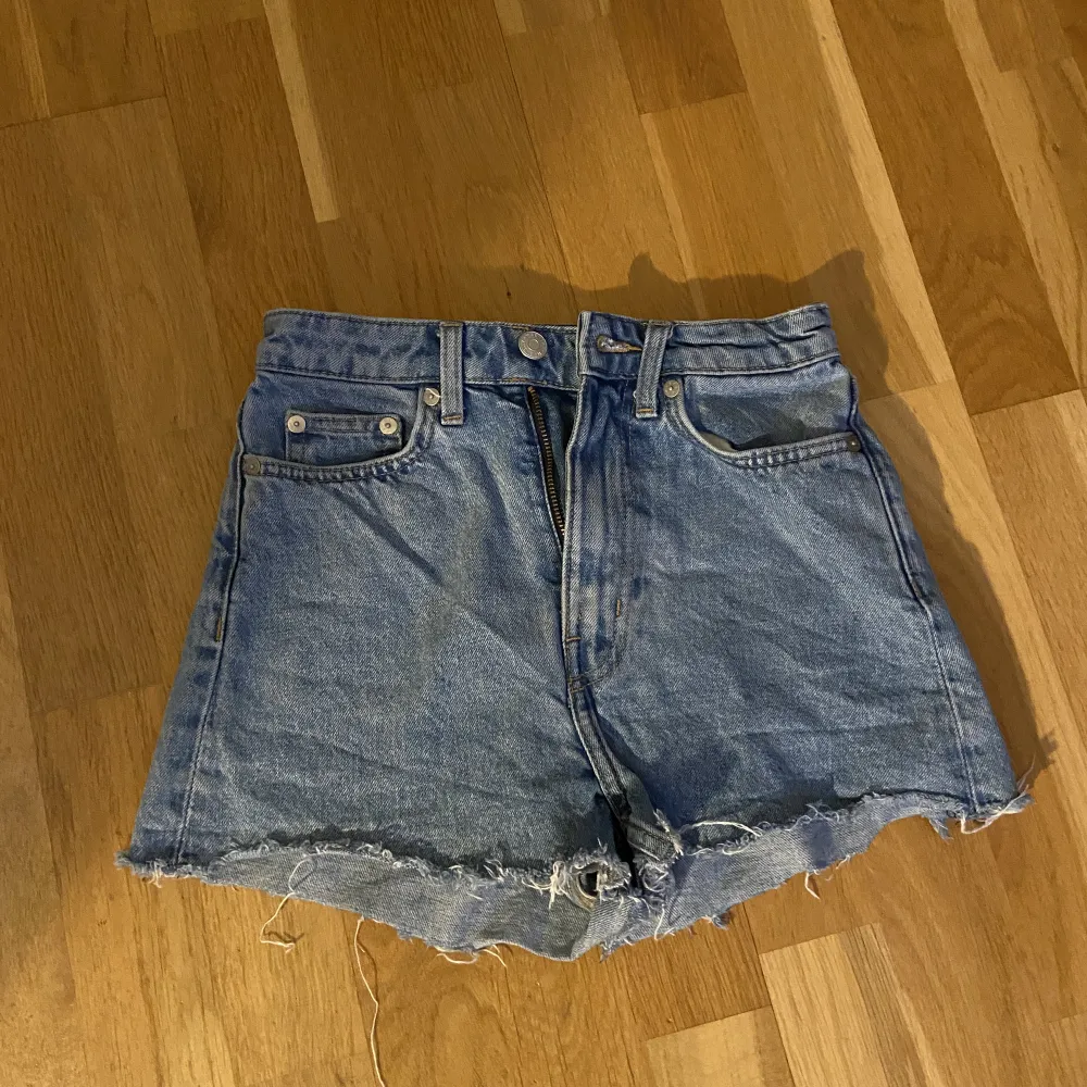 Ett par jeans shorts från Weekday i storlek 24. Shortsen är perfekt för sommaren och modellen heter Rowe.. Shorts.