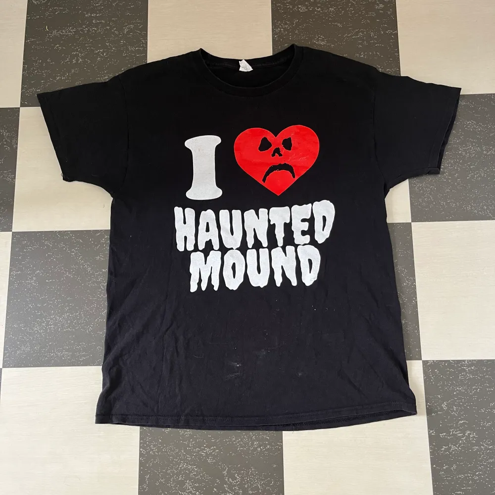 Skit snygg haunted mound t-shirt som ät köpt på hemsidan i vintern 2021. Pris kan som vanligt diskuteras. T-shirts.
