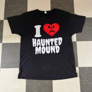 Skit snygg haunted mound t-shirt som ät köpt på hemsidan i vintern 2021. Pris kan som vanligt diskuteras