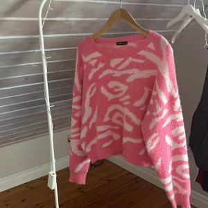 Tröja  - Tröja som inte används längre, kommer från shein, storlek M men sitter som S. skriv för fler bilder💗