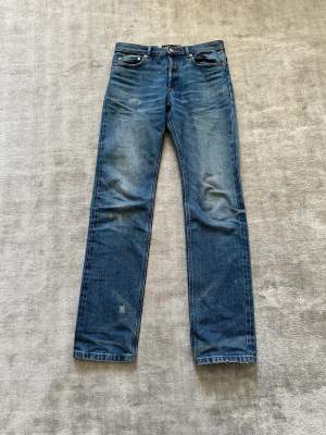 Skitsnygga apc x bape jeans som är köpta i Bapebutiken i London  Nypris 355£ så ungefär 4600kr 100% äkta såklart   Storlek 30  Condition 9/10 