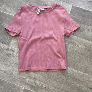 Rosa croppad t-Shirt från hm. Oanvänd i nyskick.