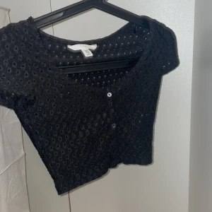Sommar tröja - Väldigt fin bara andvänd typ 2 ggr. Strl xs men passar också s, sitter väldigt fint och hålen i tröjan syns inte lika väl på.❤️ skriv för fler bilder eller frågor❤️
