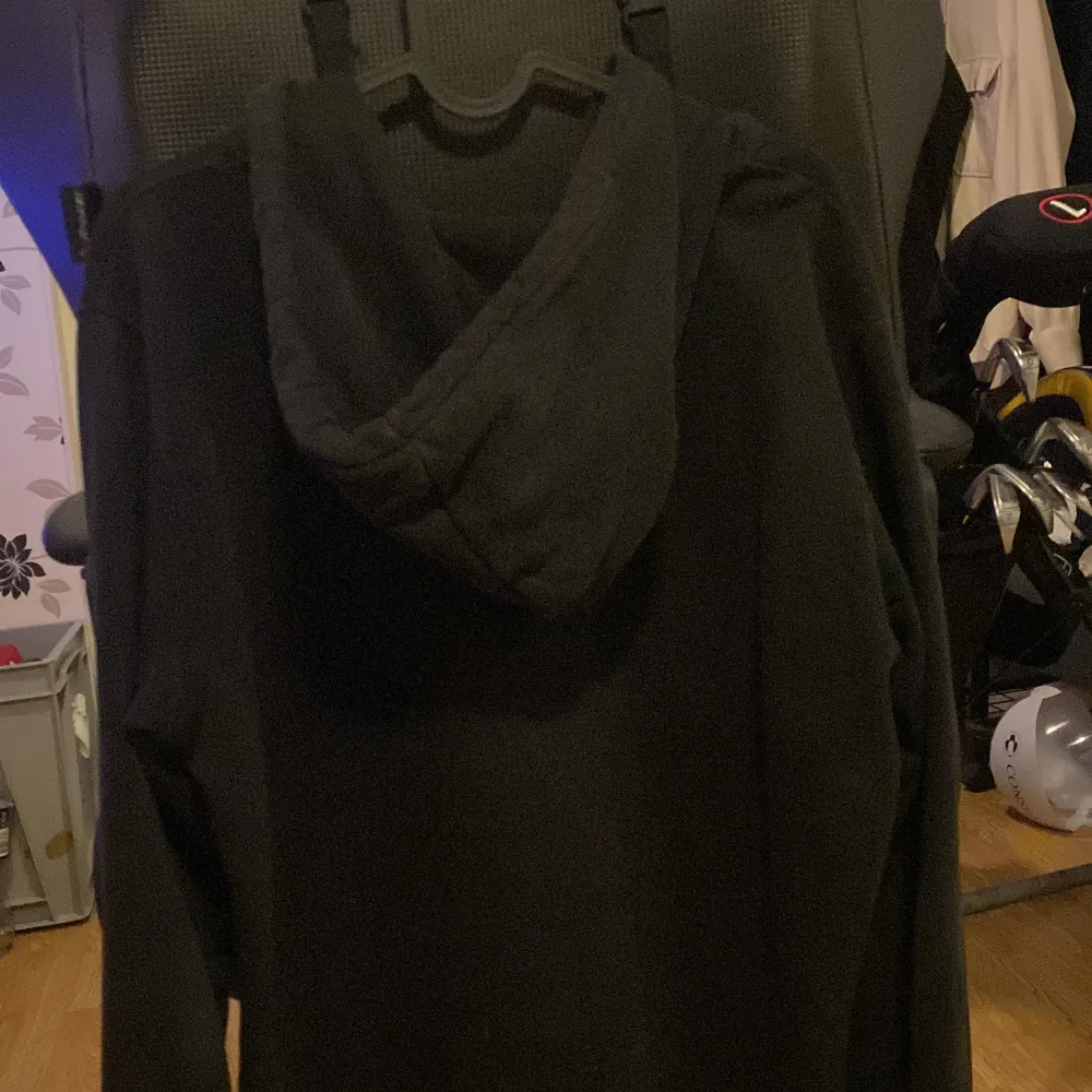 Säljer min Calvin Klein zip hoodie från deras premium kollektion då jag växt ur den Nypris 1399kr Köpare står för frakt. Hoodies.