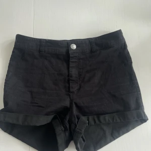 Jeans Shorts - Hej säljer nu mina jeans shorts storlek 38