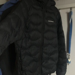 Peak performance jacka - Super fin jacka från peak performance Fint skick men dragkedjan på ena fickan har hoppat ur
