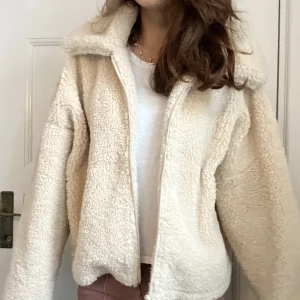 Teddy jacka!!  - Säljer denna teddyjacka i en så fin modell! Storlek L men den sitter najs oversized på mig som brukar ha M i jackor❤️‍🔥