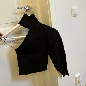 Topp från zara - Säljer denna såå fina stickade toppen från zara❤️ aldrig använd 