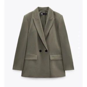 Grön Blazer  - Grön blazer från zara, nypris 559 kr 