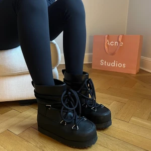 Moonboots liknande skor från Other Stories - Strl:37, normal storlek, Förg: svart Varm foodrade innuti, ser ut som nya. Använts tre gånger. Inga defekter. Nypris: 1500 säljer för 750