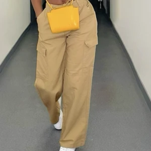Cargobyxor - Cargopants köpta någongång förra året. Endast använda för att ta denna bilden, säljs pga de är för stora för mig.  Fint skick & inga defekter. För referens: Jag är 166cm & jag i vanliga fall XS-S