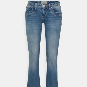 Ltb Valerie Jeans  - Intressekoll på mina Ltb jeans , är osäker på om jag vill sälja men vill se hur många som är intresserade ! Byxorna är i bra skick , inga defekter. Köpte dom för nån månad sen och dom är inte mycket använda. Säljer direkt för 400+ frakt! Små i storleken!