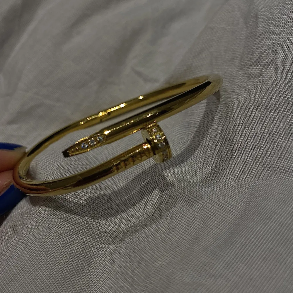 Detta armband är i guld med diamantdetaljer, format som en ”spik”. Den är nästan identisk med cartiers armband Juste un clou, sista bilden är en bild på cartiers armband för jämförelse.❤️❤️. Accessoarer.