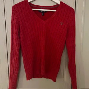 Gant tröja - Säljer denna V-ringade gant tröjan❤️‍🔥 Den är 10/10 i skick och i storlek S