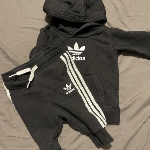Adidas set svart stl 68/74  - .