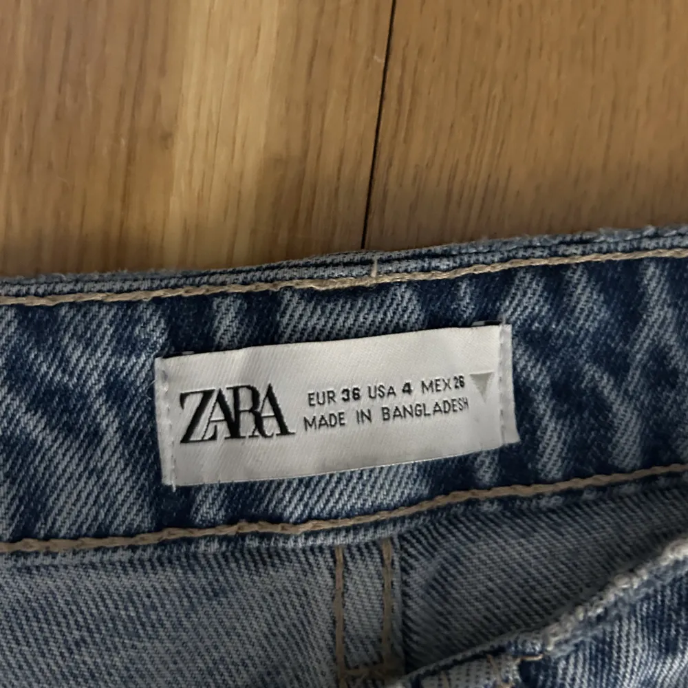 Ett par mid rise jeans från Zara (slutsålda) i storlek 36! Perfekt i längd för mig som är ungefär 1,70 😍säljer pga att jag inte använder de längre. Jeans & Byxor.