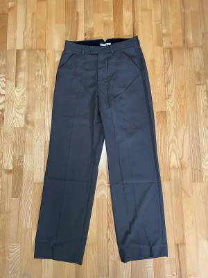 Our Legacy Byxor - Our legacy kostymbyxor, fint skick samt bra passform och fall. Storlek 44. 