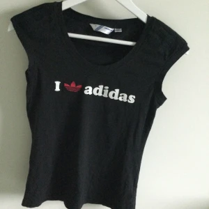 Adidas - Supersöt adidas tshirt, passar till xs-s