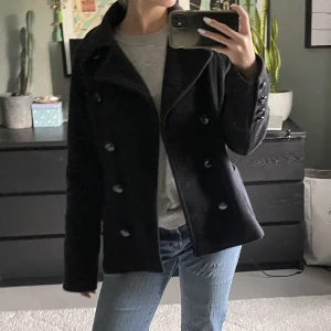 Kort kappa - Kort kappa som jag köpt secondhand. Kommer från märket Damo. Bra skick. Köparen står för frakten😊