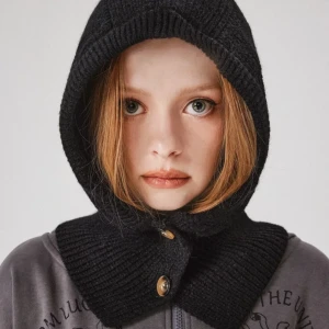 Stickad balaklava - Säljer en ptroligt mjuk balaklava! Köpte både en vit och en svart från cider för ett tag sedan. Fastnade för den vita och har inte rört den svarta. Så säljer den här! Kostar just nu 146 på hemsidan. Men säljer för 60 spänn~