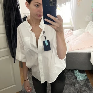 Trendig skjorta - Säljer den här mega snygga skjortan från Gant som tyvärr inte kommer till användning. Prislappen är kvar. Nypris 1100kr. Den är i storlek 40 men tycker den sitter mer som en 38😊hör av dig om du jag mer frågor