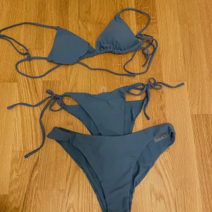 Bikini SHEIN  - Säljer en helt ny bikini från SHEIN. Har aldrig använt den, råkade beställa 2 st så inte ens provad. Storlek M 