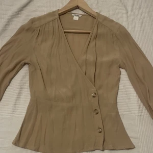 Fin bluse nästan som ny ✨ - Fin bluse från Gina Tricot som ny✨