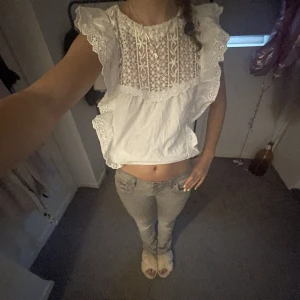 Topp från mango  - Säljer en oanvänd topp från mango som passar perfekt till sommarn!! Den är i storlek s men passar både xs och m beronde på hur man vill att den ska sitta. Nypris 349 men säljer för 200! Fler bilder finns💋💋