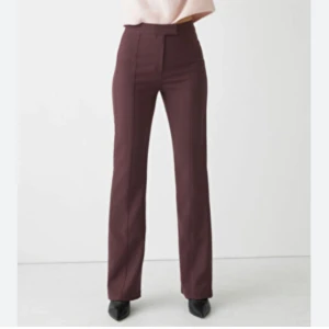 Kostymbyxor från arket - Säljer fina kostymbyxor från arket, väldigt lika de på bilden. Köpta på afound för 600. Aldrig använda så i nyskick❤️