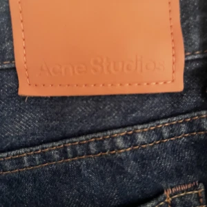 AKNE jeans - Intressekoll! Har funderat på att sälja mina raka, mörkblåa jeans från AKNE då jag inte använt de så mycket.. enligt mig är modellen ganska korta. Använda ett fåtal gånger! 